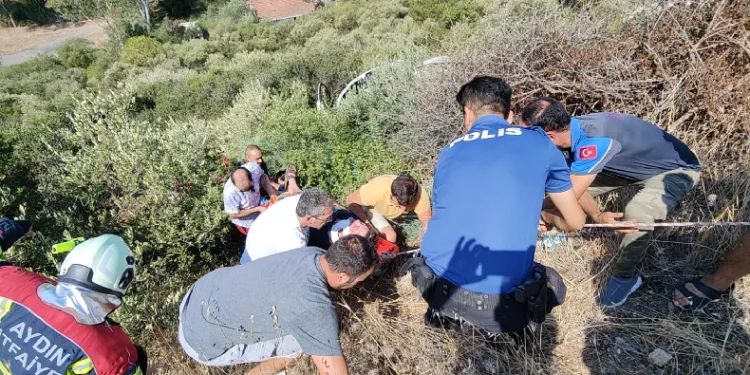 Kuşadası’nda otomobil şarampole yuvarlandı