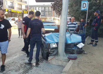 Ticari taksi ile otomobil çarpıştı