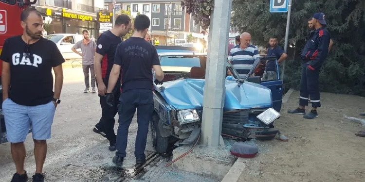 Ticari taksi ile otomobil çarpıştı
