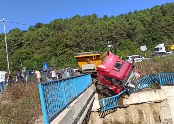 Hafriyat kamyonu ile otomobil çarpıştı