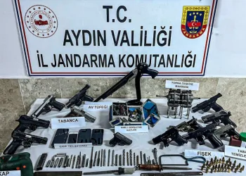 Bakan Yerlikaya esnafa aşure dağıttı