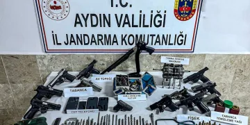 Bakan Yerlikaya esnafa aşure dağıttı