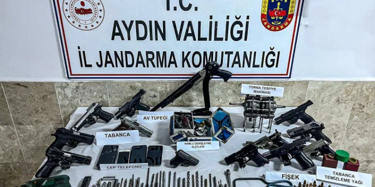 Bakan Yerlikaya esnafa aşure dağıttı