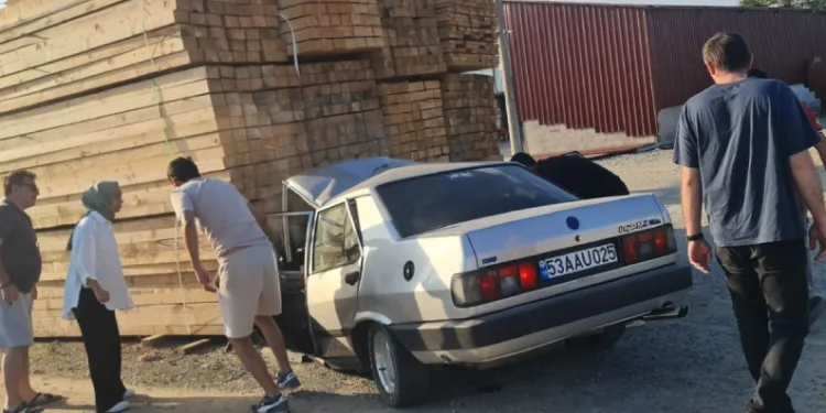Otomobil kereste yığınına çarptı