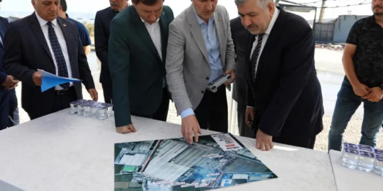 Ölen hayvanı, yol kenarına attılar
