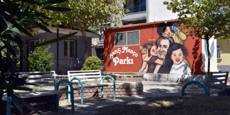 Gelenleri Barış Manço karşılıyor
