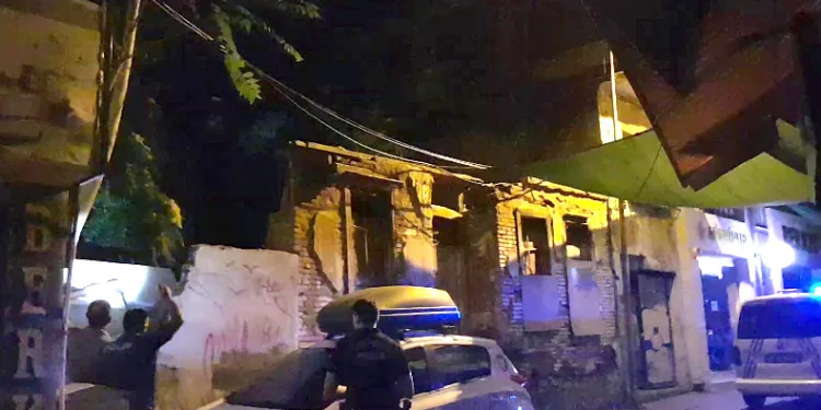 Polisten kaçan şüpheli ağaca çıktı