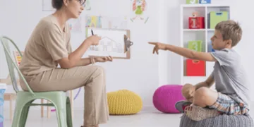 Göz temasından kaçan çocuk pedagog’a görünmeli