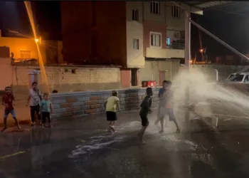 Sulama aracının hortumuyla serinlediler