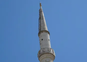 Her gece minareye tırmanıyor