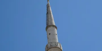 Her gece minareye tırmanıyor