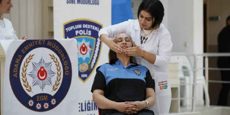 İlk makyaj polise