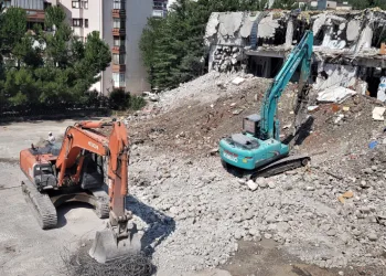 Depreme dayanıksız okullarda yıkım başladı