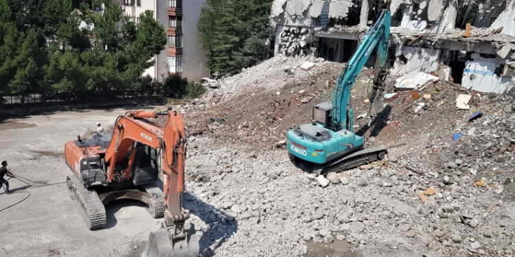 Depreme dayanıksız okullarda yıkım başladı