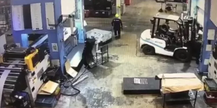Forkliftin manevrasıyla sıkışan vatandaş