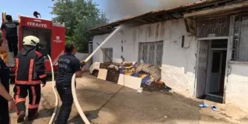 Evde çıkan yangın korkuttu