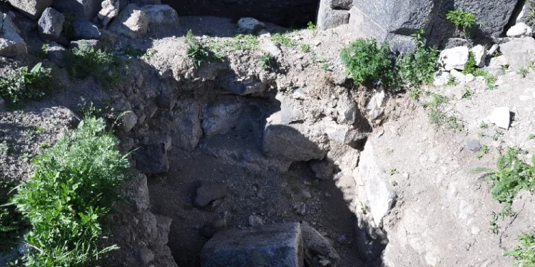 Defineciler kilise de kazılmadık yer bırakmadı