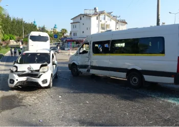 Servis otobüsü 2 araca çarptı