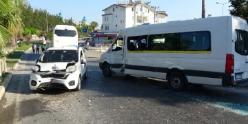 Servis otobüsü 2 araca çarptı