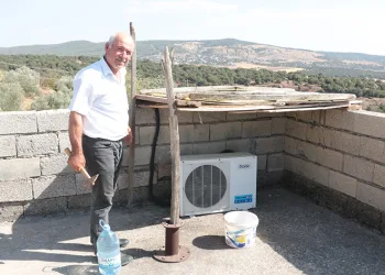 Sıcaktan arızalanan klima motoruna gölgelik yaptı