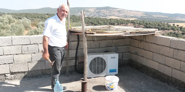 Sıcaktan arızalanan klima motoruna gölgelik yaptı