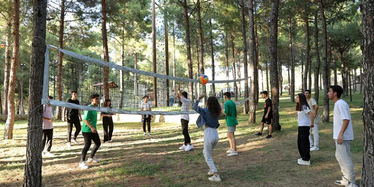 Depremzede gençler heyecan bahçesinde stres attı