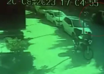 Motosikletle egzoza çarptı, kafatası kırıldı
