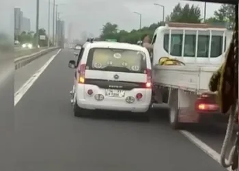 Seyir halinde camdan sarkarak yumruk attı