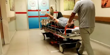 Tabancasını temizlerken kendisini ayağından vurdu