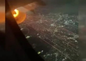 ABD-Meksika uçağının motoru alev aldı