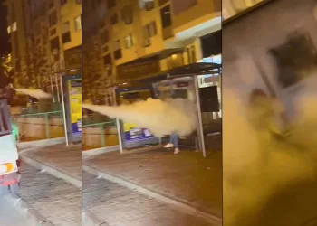 Otobüs durağında bekleyen kişiye yangın tüpü sıktılar