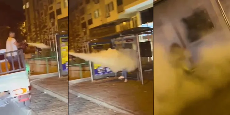 Otobüs durağında bekleyen kişiye yangın tüpü sıktılar