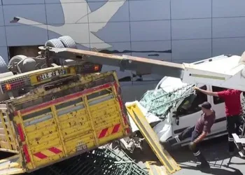 Kuğulu Alt Geçidi’ne kamyon düştü