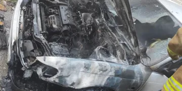 Yanan araç demir yığınına döndü