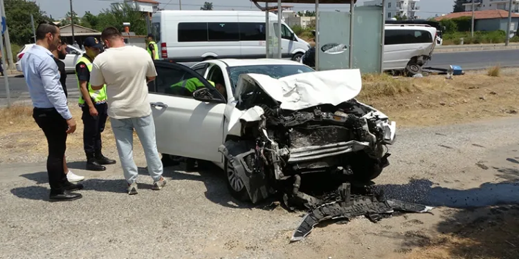 Tali yoldan çıkan minibüse otomobiller çarptı