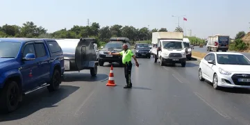 Hurdaya dönen araçtan burunları kanamadan çıktılar