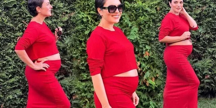 Ezgi Mola’dan karnı burnunda pozlar