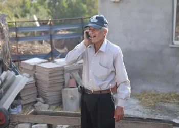 Alev köylere geldi, o koyunlarından ayrılmadı