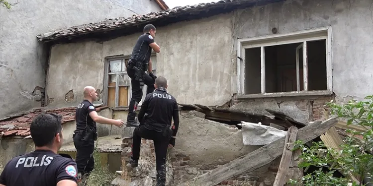 Bursa’da polis ekiplerinden terk edilmiş evlere baskın