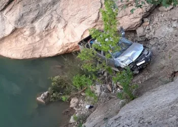 Karaman’da kamyonet Göksu Nehrine uçtu