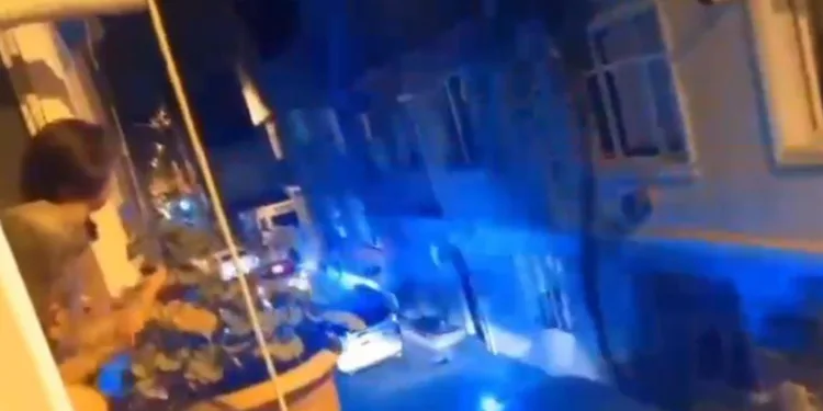 Ekipler baskın yaptı, mahalleli alkışla destek verdi