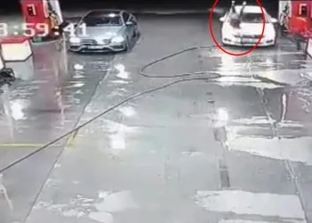Akaryakıt istasyonunda feci kaza
