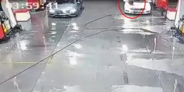 Akaryakıt istasyonunda feci kaza