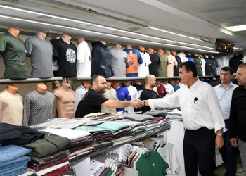 Başkan Dündar, çarşı esnafıyla gönül gönüle