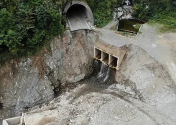 Heyelanın yıktığı 50 ili ilgilendiren yola köprü
