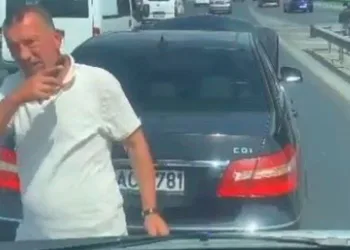 Ambulansın önünü kesip içine bakmak istedi ceza yedi