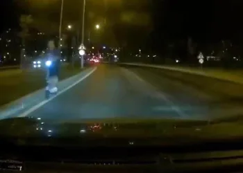 Scooter ile tersten giden genç faciaya davetiye çıkardı