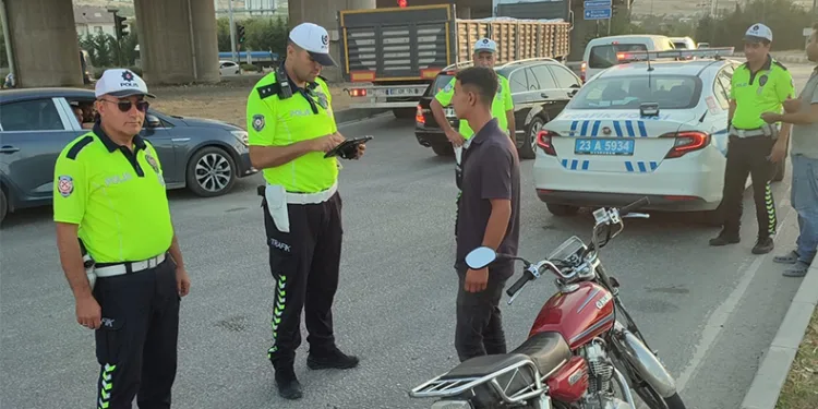 Yatarak motosiklet süren sürücüye ceza