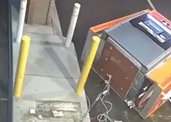 ATM’yi yerinden söküp çaldı