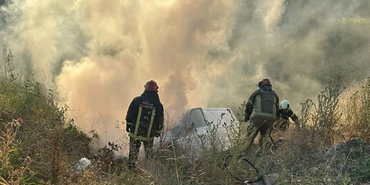 Bursa’da şarampole uçan minibüs alev alev yandı